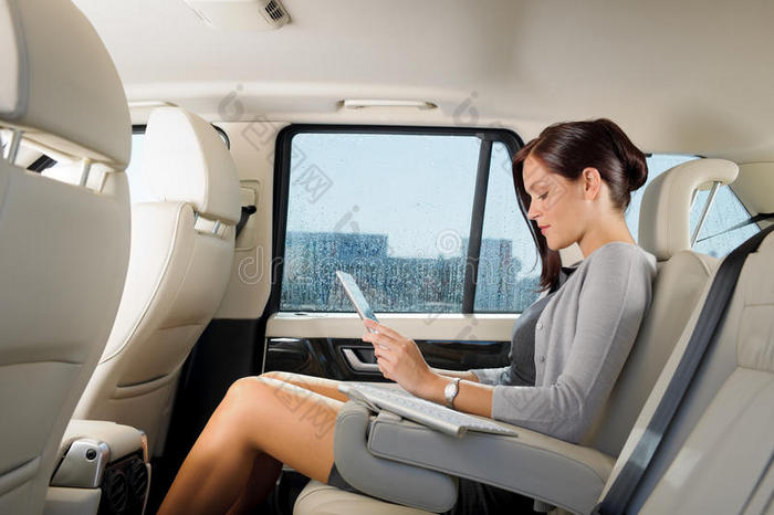 What market has the armrest car refrigerator opened for wholesalers and merchants？